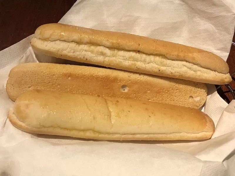 47 Olive Garden Servers Told Me Their Breadstick Secrets and Now I Can't Sleep